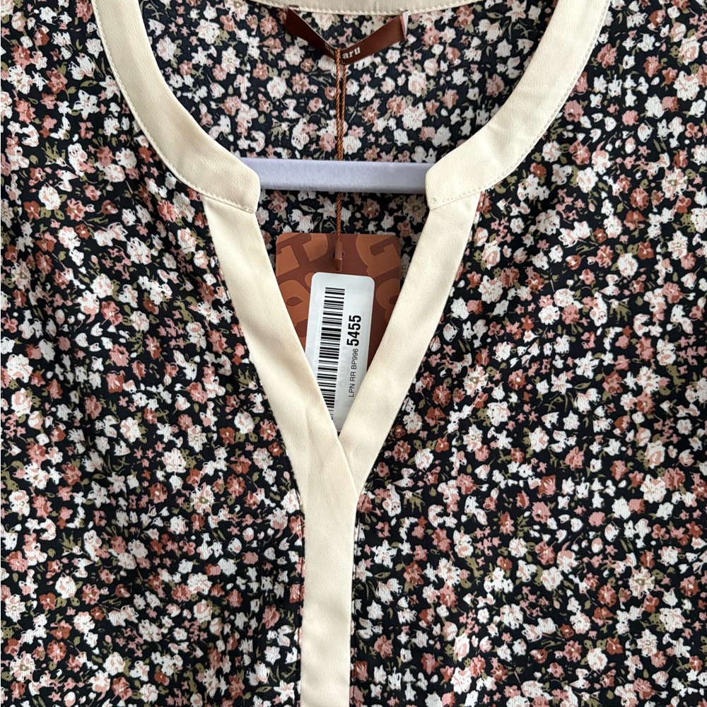 Gaharu Floral Short Sleeve (flutter) Blouse. Size XL - Picture 4 of 7